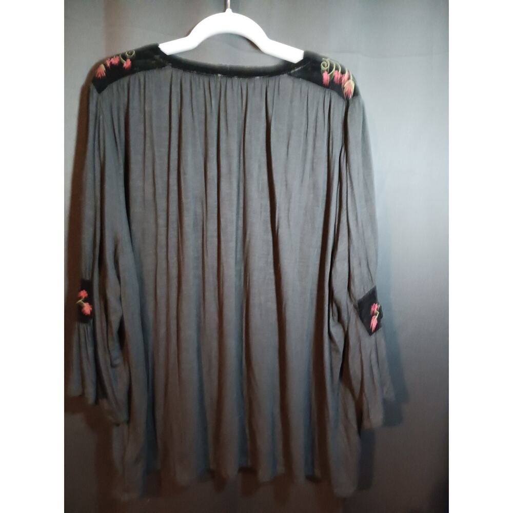 Cupio Woman’s Boho Velvet Floral Embroidered Top Blouse Size 3x Flare Sleeve - Picture 3 of 5